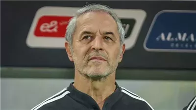 كولر يحاضر لاعبي الأهلي استعدادا لودية الأخدود السعودي