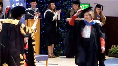 بمرتبة الشرف، الجدة تخرجت في الجامعة بعد 60 عامًا من بدء الدراسة