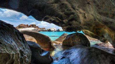 حمامات شمس، اكتشاف كهوف سرية في الصخور البركانية 