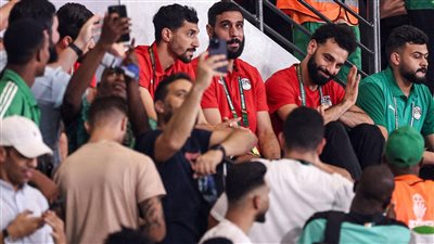 جماهير مصر والرأس الأخضر يلتقطون صورا مع محمد صلاح
