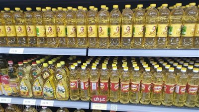 أزمة الزيت تثقل كاهل المواطنين.. ارتفاعات قياسية في الأسعار.. الدولة تنتج زيوت الطعام بنسبة 5% مقابل استيراد 95%.. والحكومة تبحث عن فرص لتوطين الصناعة 