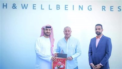 الخطيب يستقبل المدير العام للتنمية السياحية بعجمان ويهديه درع وعلم الأهلي 