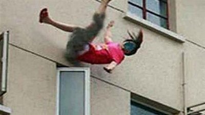 اختل توازنها، إصابة فتاة سقطت من الطابق الرابع بمنزلها في الأقصر 