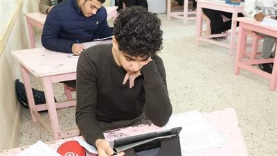 طلاب الصف الثانى الثانوى بالوادي الجديد يختتمون امتحانات نصف العام بالجبر وحساب المثلثات 