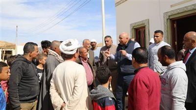 محافظ الوادي الجديد يسلم الأراضي الزراعية للمنتفعين بقرى بشائر الخير (صور)