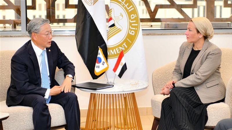 وزيرة البيئة وسفير