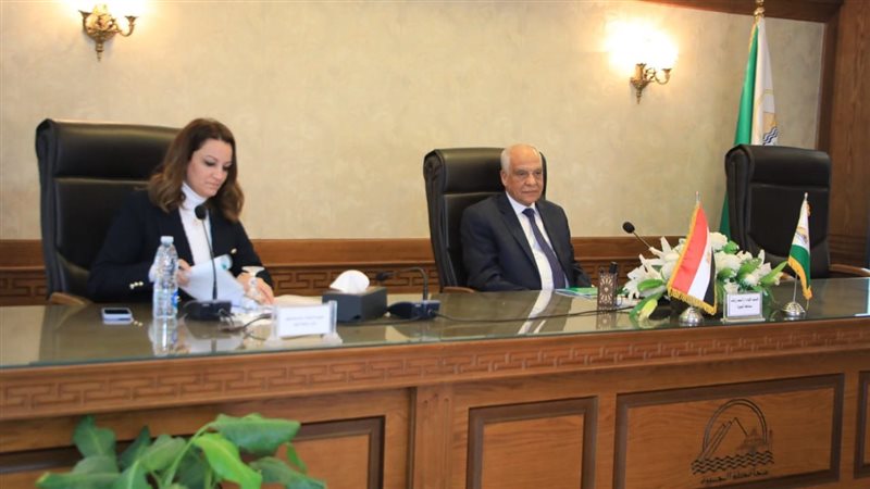 محافظ الجيزة في اجتماع