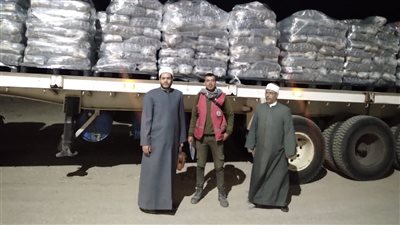 تسليم 20 طن سلع غذائية من وزارة الأوقاف لأهالي غزة (صور)