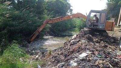 رفع 10 أطنان من مخلفات مصارف أراضي الفضاء بالعمرانية