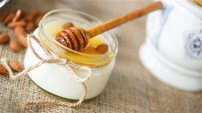 تفسير رؤية العسل الأبيض في المنام وعلاقتها بالشفاء من الأمراض 