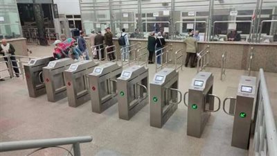 طريقة استخدام البوابات الإلكترونية الجديدة بمحطات القطارات (فيديو)
