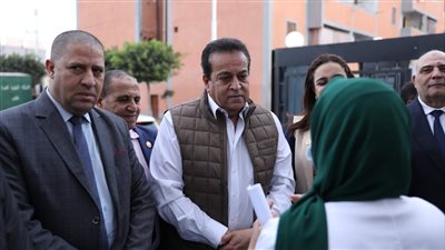 وزير الصحة يستجيب لاستغاثة والدة طفل ويوجه التأمين الصحي بسرعة علاجه