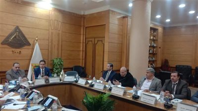 رئيس جامعة بنها يترأس اجتماع أول مجلس تنفيذي للتحول الرقمي والحوكمة الذكية