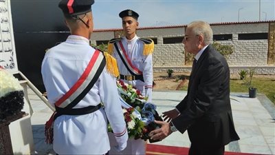 محافظ جنوب سيناء ومدير الأمن يضعان إكليلا من الزهور على النصب التذكاري لشهداء الشرطة