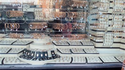 حيل التجار للتغلب على ارتفاع أسعار الذهب.. استخدام عيار 14 وتقليل وزن المشغولات «الأبرز» (فيديو)
