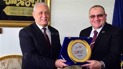 محافظ الأقصر يهدي درع المحافظة لمساعد وزير الداخلية للمنطقة الجنوبية (صور)