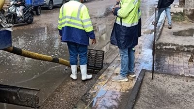 عمال الصرف الصحي بالإسكندرية يواصلون رفع تراكمات مياه الأمطار 