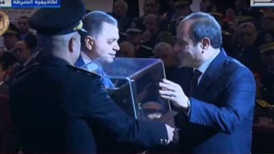 وزير الداخلية يقدم هدية تذكارية إلى الرئيس خلال احتفالية عيد الشرطة