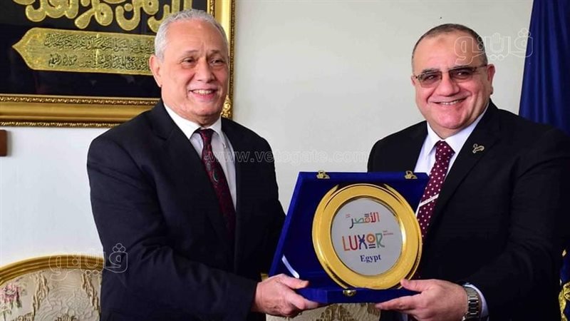 لحظة تقديم الدرع،