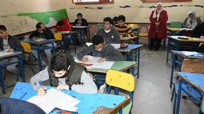 طلاب الشهادة الإعدادية بالجيزة يؤدون اليوم امتحان اللغة العربية