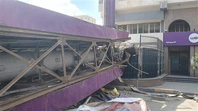 إصابة 4 أشخاص في سقوط لوحة إعلانية وزنها طن على سيارة بطريق المريوطية (فيديو)