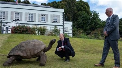 الأمير إدوارد دوق إدنبرة يلتقي أقدم حيوان بري حي في العالم