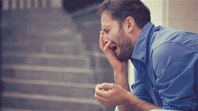 تفسير حلم بكاء الرجل في المنام وعلاقته بالمعاناة من أزمة مالية 