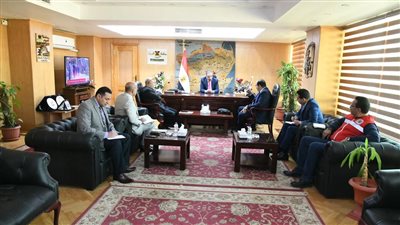 محافظ الفيوم يلتقي مسئولي الصحة والمستشفيات الجامعية والتأمين