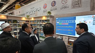 مدبولي يتفقد جناح 