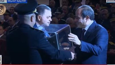 وزير الداخلية يقدم هدية تذكارية إلى الرئيس خلال احتفالية عيد الشرطة