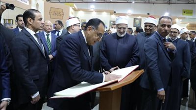 رئيس الوزراء يشيد بجناح الأزهر في معرض القاهرة الدولي للكتاب (صور)