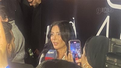 منى زكي تتألق على السجادة الحمراء في العرض الخاص لفيلم 404 (فيديو وصور)