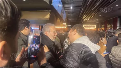 مدحت العدل وتامر حبيب يساندان منى زكي في العرض الخاص لفيلم 404 (صور وفيديو)