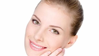 الكريم الأحمر لتفتيح وتوريد البشرة وتعزيز نضارتها 