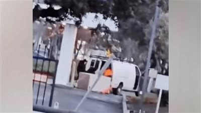 فيديو يوثق لحظة قيام لصوص بسحب ماكينة A T M بشاحنة