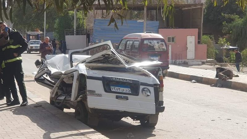 تحطم سيارة سقطت عليها