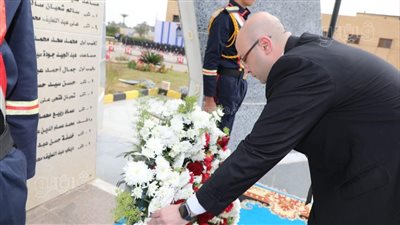 احتفالا بعيد الشرطة، محافظ بني سويف يضع إكليل الزهور على منصة الشهداء