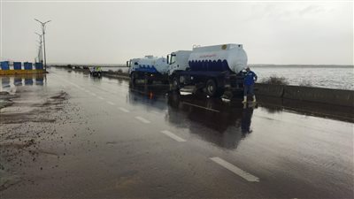 كسح مياه الأمطار وتطهير الشنايش في شوارع الإسكندرية (صور)