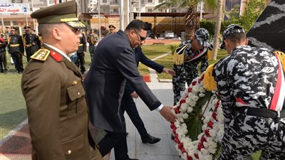 محافظ الدقهلية يضع إكليل الزهور على النصب التذكاري للشهداء بمناسبة عيد الشرطة الـ72