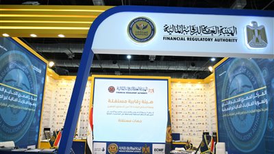 رئيس مجلس الوزراء يتفقد جناح الهيئة العامة للرقابة المالية في معرض الكتاب