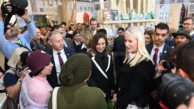 جولة لزوجة ولي عهد النرويج بقاعات معرض الكتاب بحضور وزيرة الثقافة (صور)