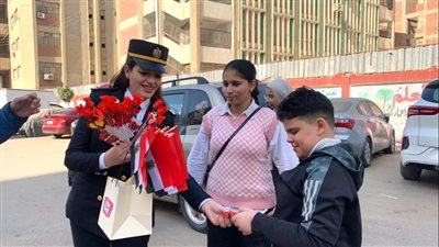 الشرطة النسائية توزع الحلوى والورود على المواطنين في الدقهلية (صور )