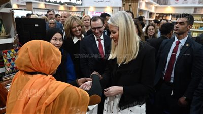 هدية خاصة من جناح حلايب وشلاتين بمعرض الكتاب لزوجة ولي عهد النرويج (صور)