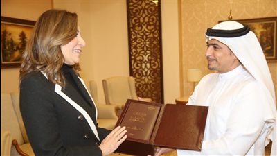 وزيرة الثقافة تلتقي رئيس هيئة الشارقة ويهديها آخر إصدارات القاسمي