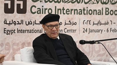 الشاعر أحمد عبد المعطى حجازي يوجه تحية خاصة للشعب الفلسطيني من معرض القاهرة للكتاب