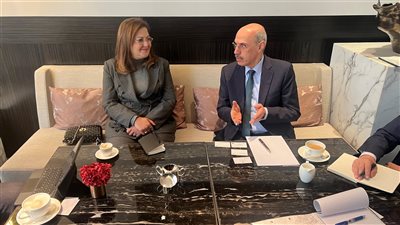 وزيرة التخطيط تلتقي وزير الخدمات المالية والخزانة بحكومة هونج كونج لبحث سبل تعزيز التعاون