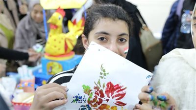 طلاب الأزهر يجسدون دور الفن في دعم القضية الفلسطينية خلال معرض الكتاب (صور)