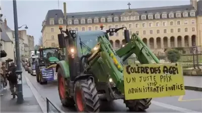 باستخدام القش والمخلفات في سد الطرق، احتجاجات الفلاحين تقترب من العاصمة الفرنسية باريس (فيديو) 