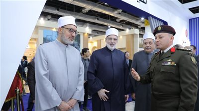 وكيل الأزهر يتفقد معرض الكتاب ويزور جناح وزارة الداخلية للتهنئة بعيد الشرطة (صور)