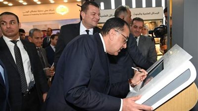 رئيس مجلس الوزراء يتفقد جناح هيئة الرقابة الإدارية خلال افتتاح معرض القاهرة الدولي للكتاب